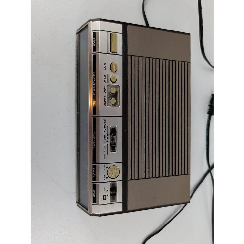 General Electric Silver & Woodgrain Blue Display Alarm Clock Radio Model#7-4646A - Picture 4 of 7